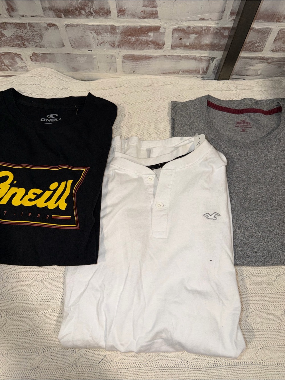 O'Neill Black Logo Tee • Hollister White Henley • Gray V-Neck Trio mens large